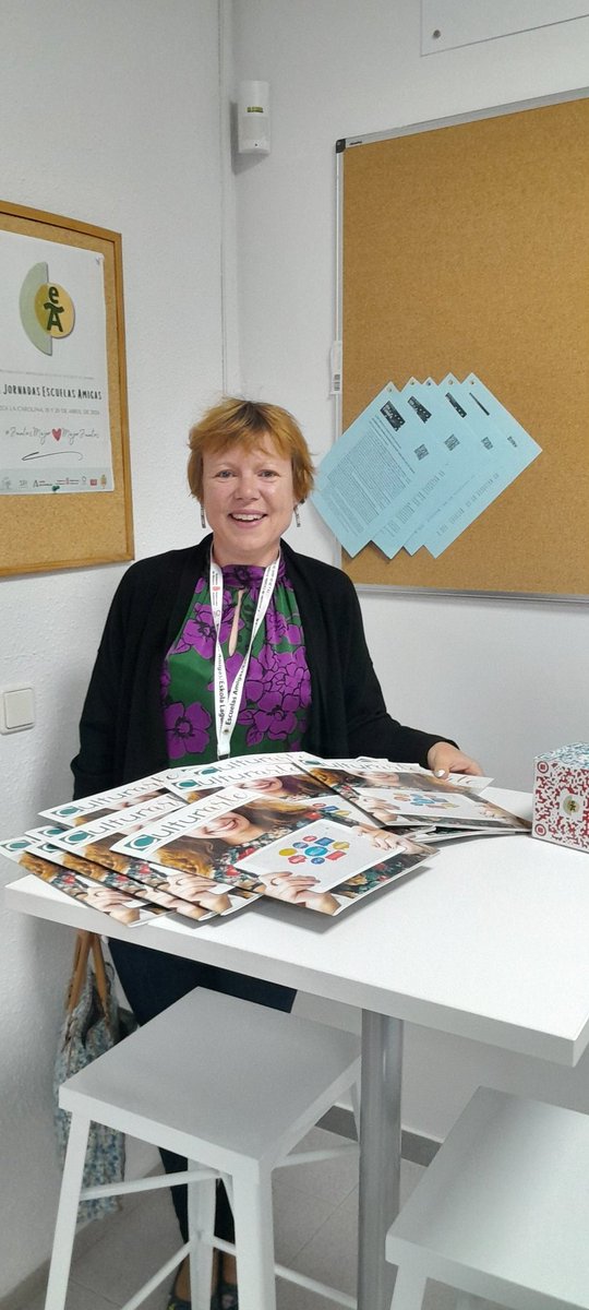 Esta mañana la directora ha representado al centro en las II jornadas #EscuelasAmigas su ponencia sobre la revista de la escuela. Se ha distribuido la revista a los asistentes y a los que no hayan podido asistir durante la pausa. Estamos dando a conocer nuestro centro.