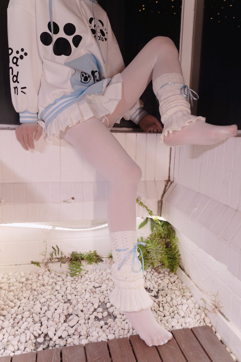你的坐姿不是很淑女，但是你的雪糕又弥补了这一部分 https://t.co/r5tw5ZF4UT