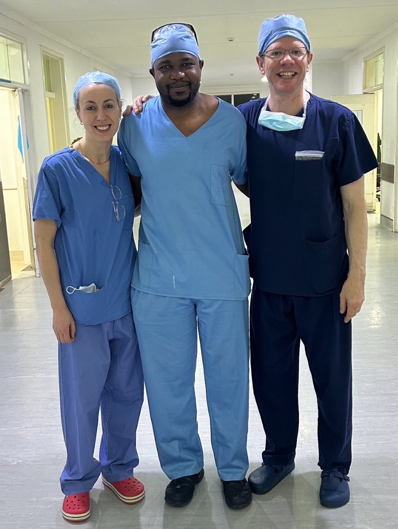 A long week for scrub staff in #Lilongwe. They are the unsung heroes of #urethroplasty workshops-often staying v late. His face says it all! @MabediCharles +me with matching @integra_life headlights! They’re great. Looking forward to more challenging cases next year 🇲🇼