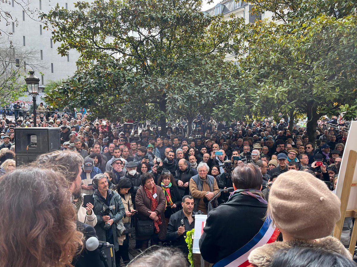 Ce matin, nous avons inauguré le square Idir en hommage à l'auteur, compositeur et interprète kabyle. Je suis heureuse que cet artiste qui porte haut la culture berbère dans le monde, soit célébré par le 20ème arrondissement