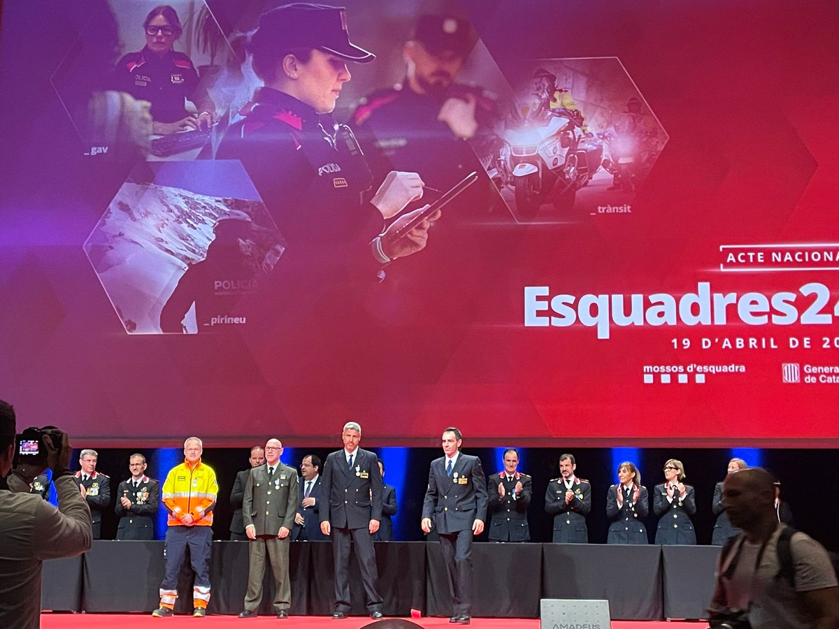 A la celebració de l'acte central del Dia de les #Esquadres2024 es va lliurar a en Jaume Bosch, cap de l'Àrea Regional del Cos d'#AgentsRurals a #Barcelona, una medalla en reconeixement a la seva col·laboració amb el cos de @mossos d'Esquadra.