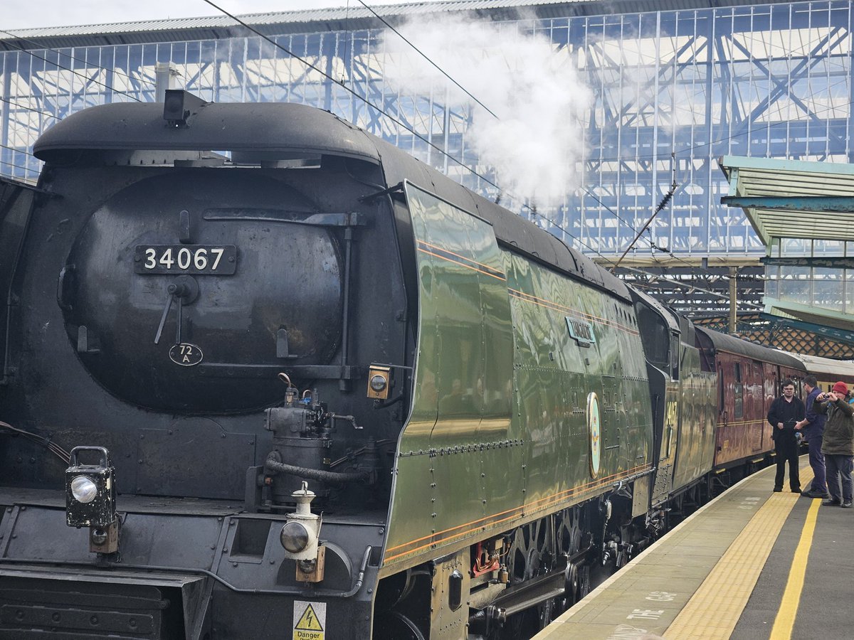 Toot toot! 🚂🚂 Mmmm smells goooood. A nice bit of entertainment whilst waiting for our train to Penrith 😍