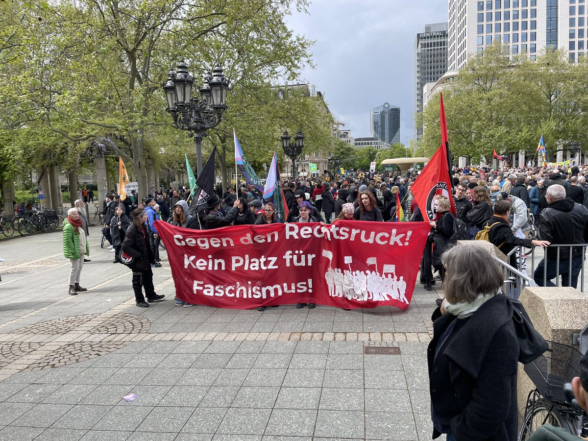 stillbauer's tweet photo. Wir wären dann soweit. #Ffm2004 #NazisRaus https://t.co/UKqGJgZRfH