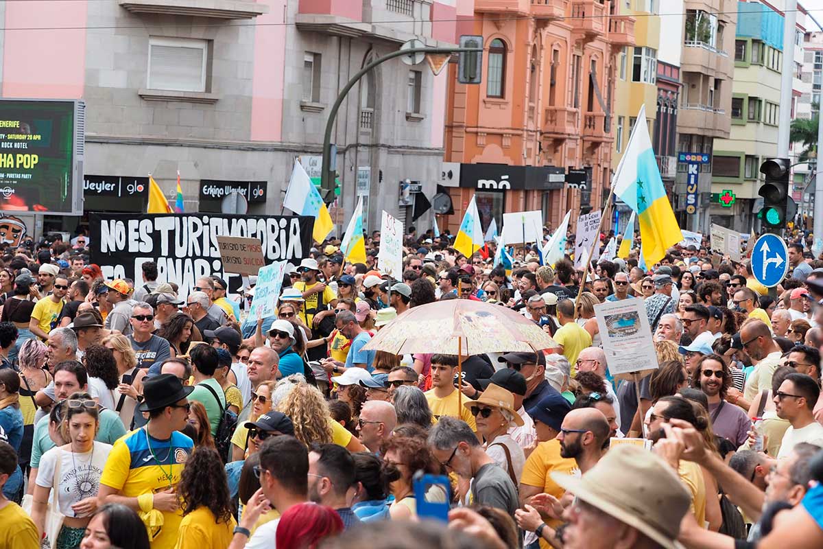 📸📸 Más imágenes de la masiva manifestación del #20A en Santa Cruz de Tenerife Fotos: Sergio Méndez