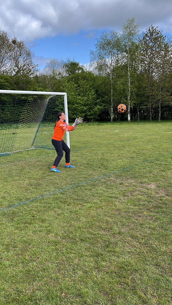 Final game for Chiltern today has our Girls taking on <a href="/StAlbansSchools/">St Albans Schools</a> Girls in the league! Warm ups underway! #focused