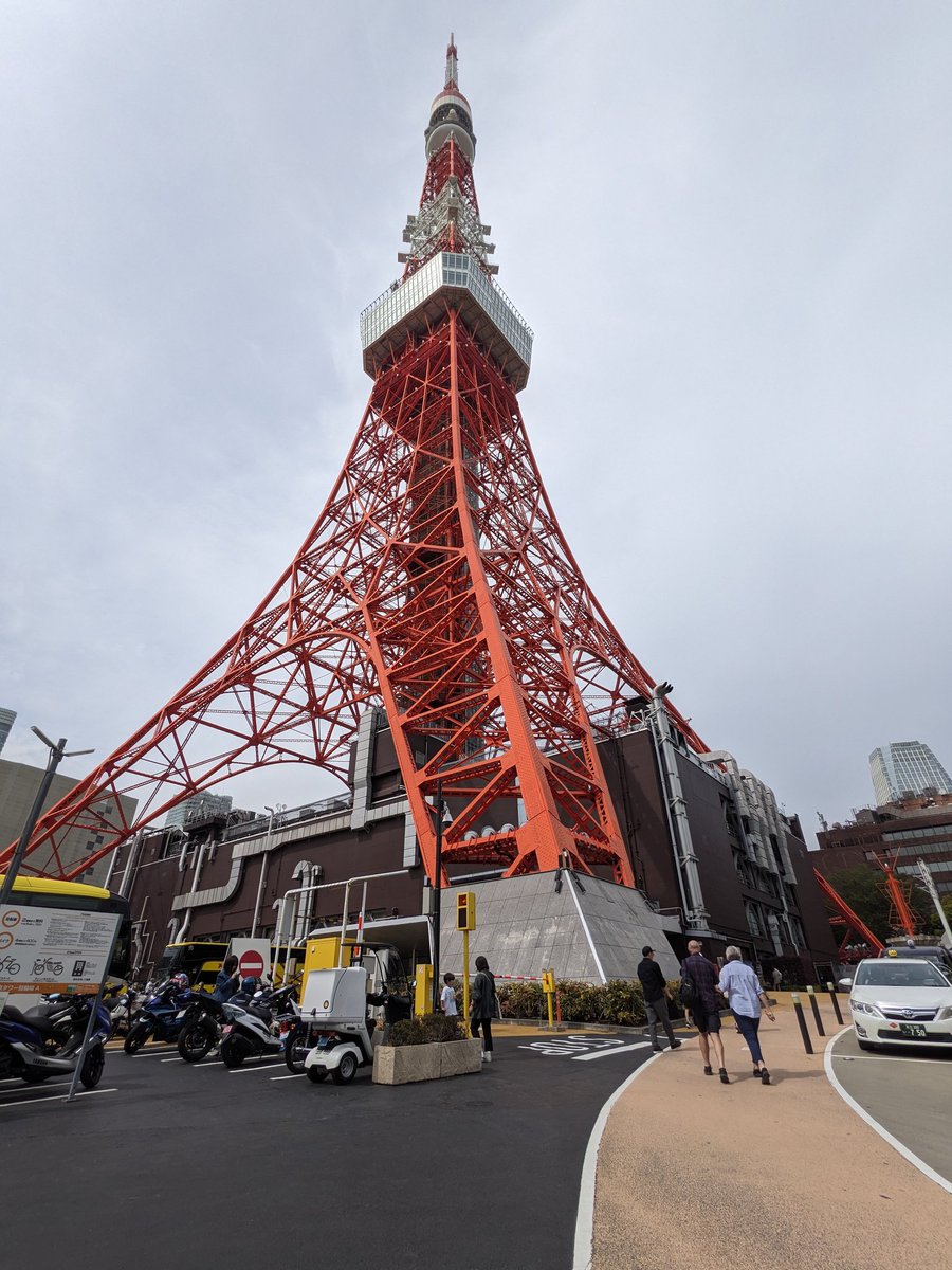 0606d89's tweet photo. 今日は見て満足だった東京タワー登って来た。高さがインフレしてて高所に居る感覚は無かったですがゴジラが壊した名所なので色々興奮しましたwww
だけど外人と家族とカップルの中に野郎が1人混じってる居た堪れない感じが凄かったので自分もそっち側になったらまた行きます。 https://t.co/bPaHHGk9FF