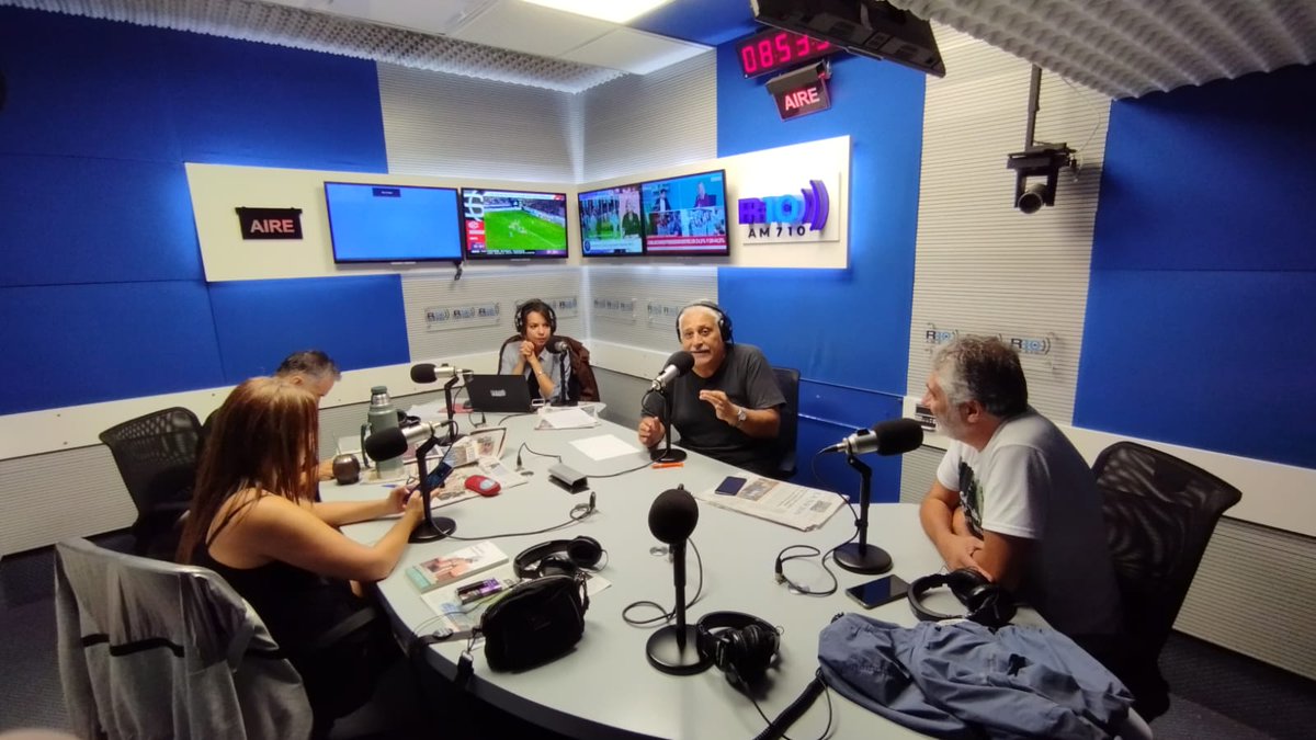 Radio10's tweet photo. 👉#SecretoDeSumario 📻 Ya está con nosotros Sergio Garré de @ECOHAIR_ para charlar con @VillarruelDario y equipo. 

Atención porque vamos a estar sorteando productos y también tenemos promos de descuento para que aprovechen 🧴 https://t.co/NRmIANB49O