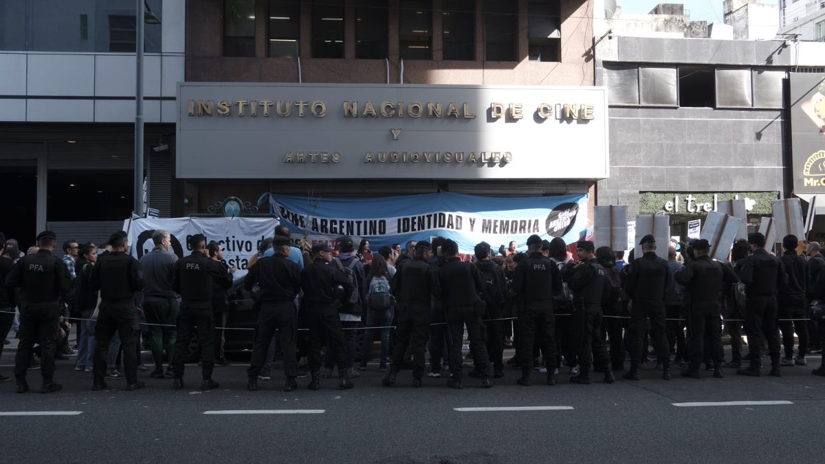 JavierGabino's tweet photo. [HILO] sobre una situación dificil de entender. La del ATAQUE AL CINE y el plan de Milei y Carlos Pirovano sobre el INCAA 👇 https://t.co/h7gAWBcfuM