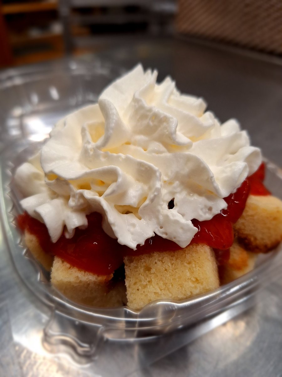 TwoSisters02's tweet photo. Sweet Potato Deluxe Pound Cake
Strawberry Shortcake Before and After 😋
#yummy #dfwbakery #sweets https://t.co/D4ADAkXhYC