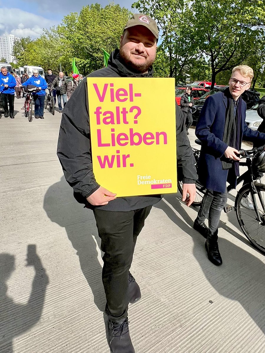 Das @buendnismh, dem wir als @FDPmahe seit 10 Jahren angehören, hat heute zur Demo für Demokratie und Toleranz aufgerufen. Die CDU-Bürgermeisterin des Bezirks hat es zur Eröffnung richtig gesagt: in Sache oft nicht einig aber in den grundlegenden Werten vereint: Demokraten! 🙏