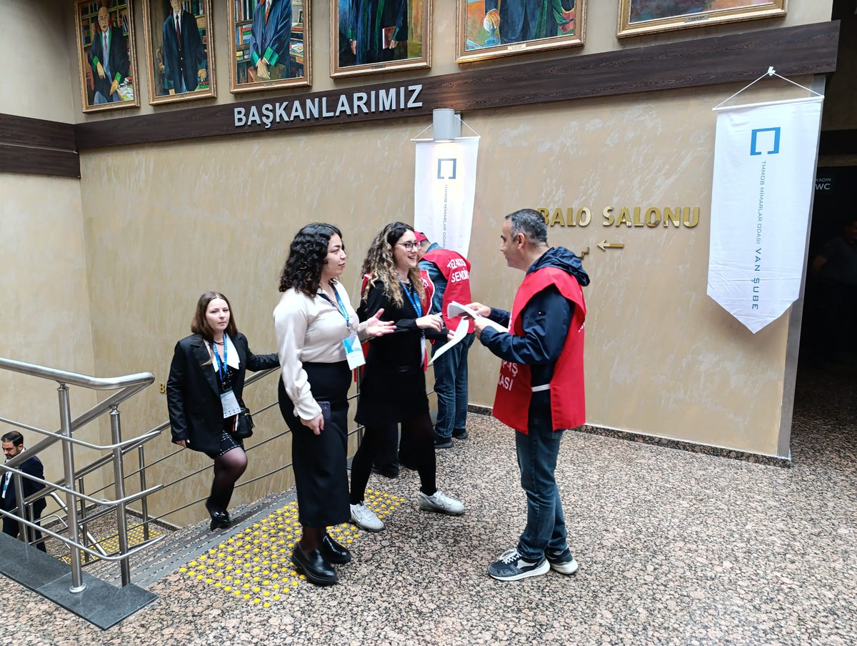 2-TMMOB Mimarlar Odası’na yakışmadığına ve yanlış olduğuna dikkat çekmek için Mimarlar Odası’ın 49. Olağan Genel Kurulu Toplantısına üyelerimiz sendika önlüğü giyerek geldiler. Unutulmamalıdır ki savunulan demokratik değerler çalışanların iradesine saygı duymayı gerektirir.