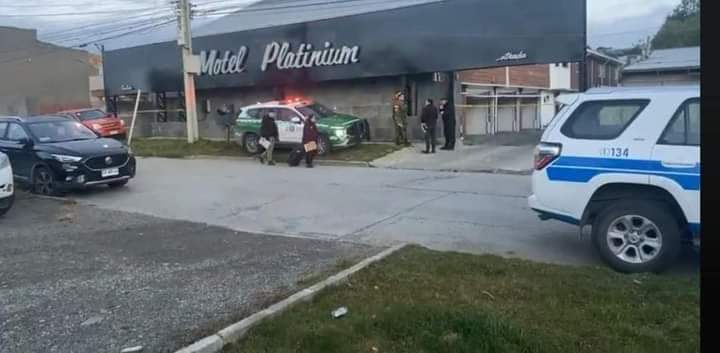 LdelSurNoticias's tweet photo. 🔵#PUNTA_ARENAS : HALLAZGO DE CADÁVER EN PUNTA ARENAS.
En horas de esta mañana se encontró a un hombre sin vida al interior del motel.
El crimen quedó al descubierto al interior de una de las habitaciones del Motel Platinum, en calle Armando Sanhueza . https://t.co/mNaG5WeqWK