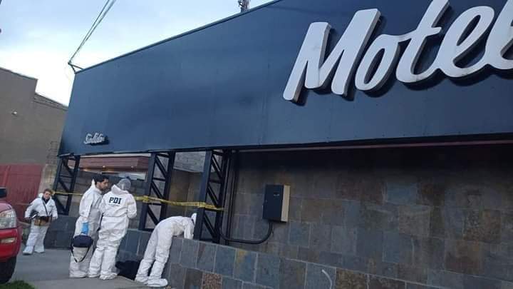 LdelSurNoticias's tweet photo. 🔵#PUNTA_ARENAS : HALLAZGO DE CADÁVER EN PUNTA ARENAS.
En horas de esta mañana se encontró a un hombre sin vida al interior del motel.
El crimen quedó al descubierto al interior de una de las habitaciones del Motel Platinum, en calle Armando Sanhueza . https://t.co/mNaG5WeqWK