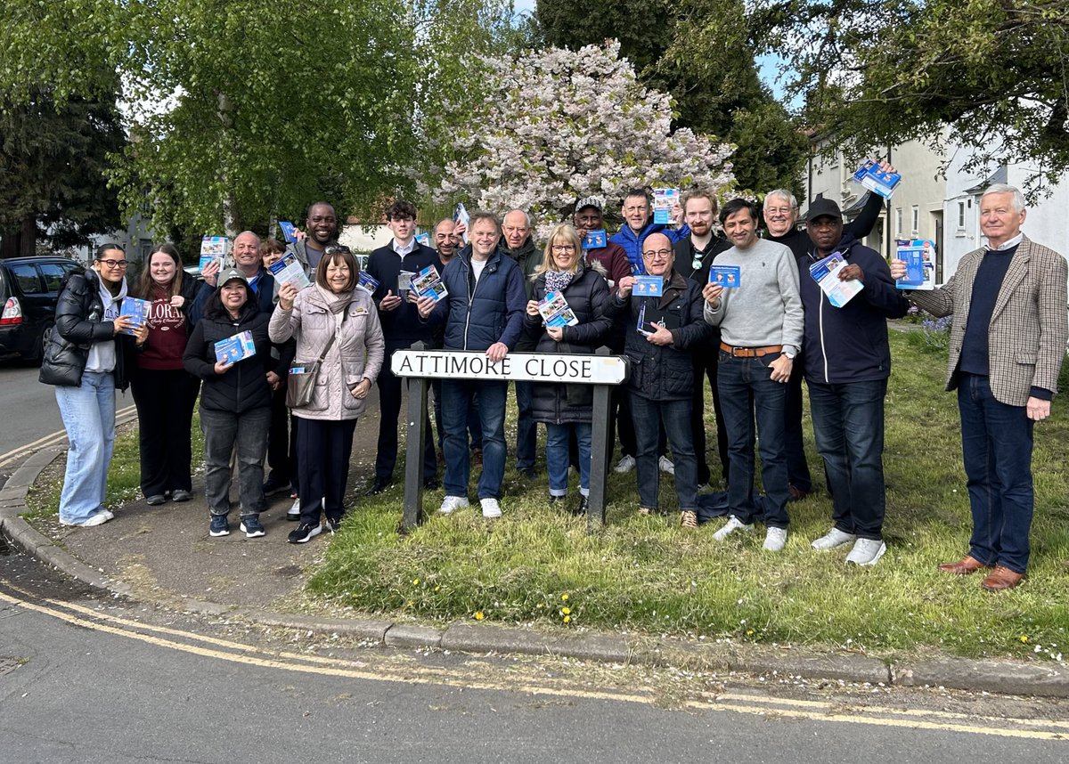 WelHatCons's tweet photo. Enjoyed a very positive morning in Welwyn Garden City today supporting Cllr Fiona Thomson - lots of recognition for everything she and @grantshapps do for the area 💪🏼 https://t.co/EhiTOg0X3P