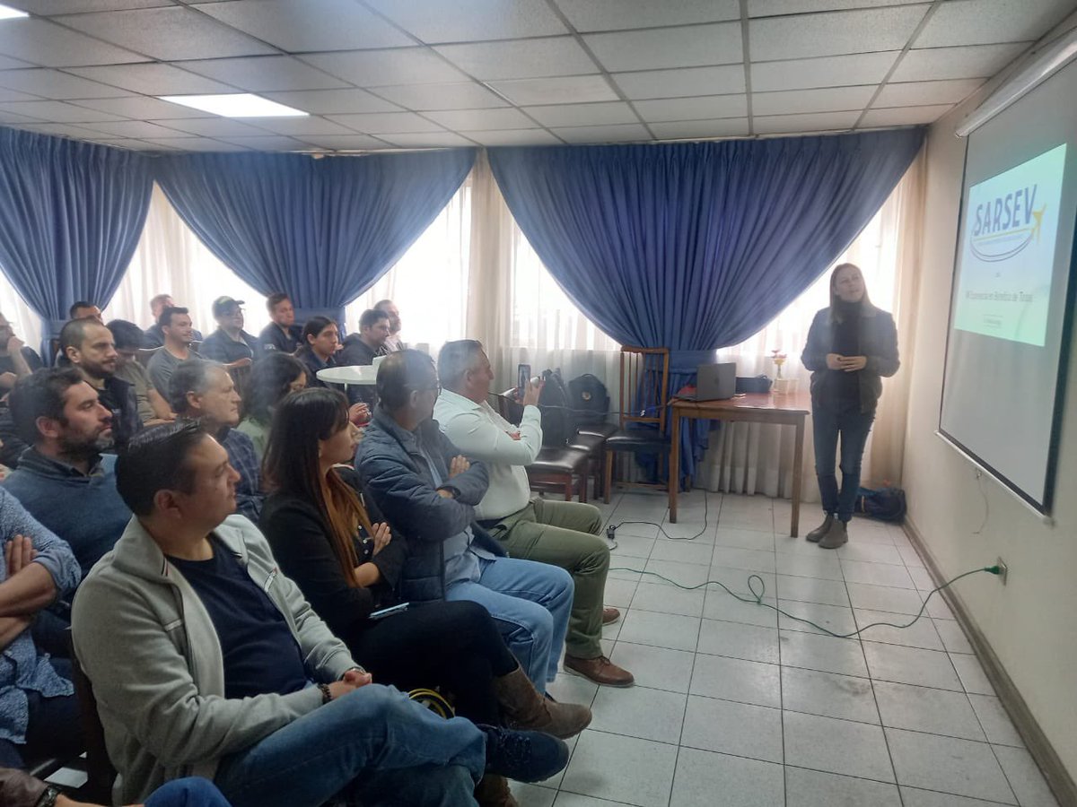 DGACChile's tweet photo. #InfoDGAC Especialistas del Depto. Prevención de Accidentes @DGACChile realizaron una jornada de Instrucción Complementaria #PICCA, con una alta convocatoria de pilotos y personal del Club Aéreo AMB, quienes agradecieron el constante apoyo de la #DGAC a la aviación deportiva. https://t.co/8T9wCppcwX