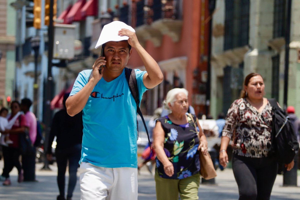 #AlAire <a href="/enfinw969/">enfinw</a>  | Edgar Miranda, médico cirujano da consejos para evitar un golpe de calor

¿Cómo afecta el calor a la salud y la vida? 

Sintoniza a  @MaryCarmenLara_  y <a href="/LopezElizondo11/">Iván “Pollo” Elizondo</a>
Por el 96.9 FM y 900 AM o #EnVivo bit.ly/3DUHpws