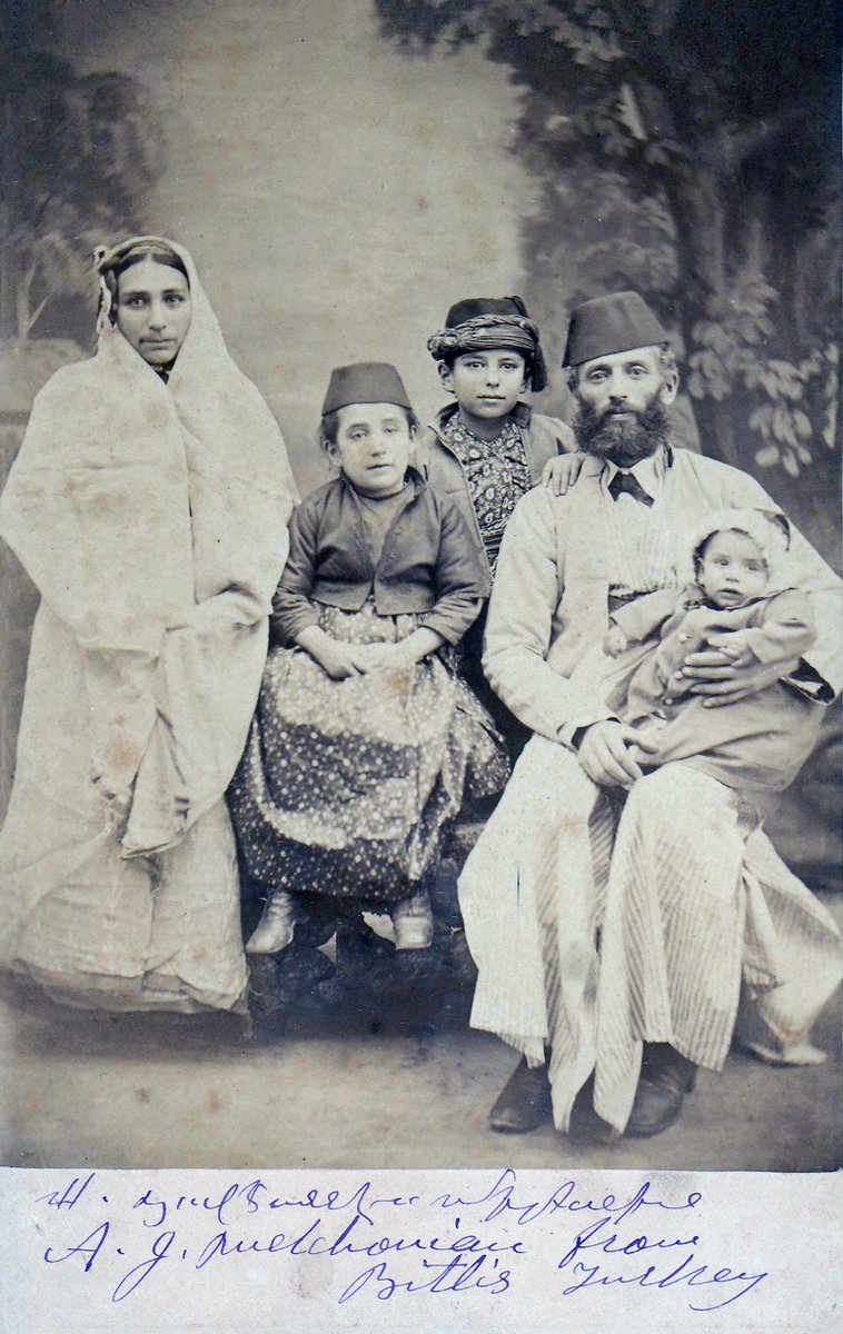 Pennsylvania'da bir Türk ailesi fotoğrafçı L.A. Sawyer için geleneksel kıyafetleriyle poz veriyor