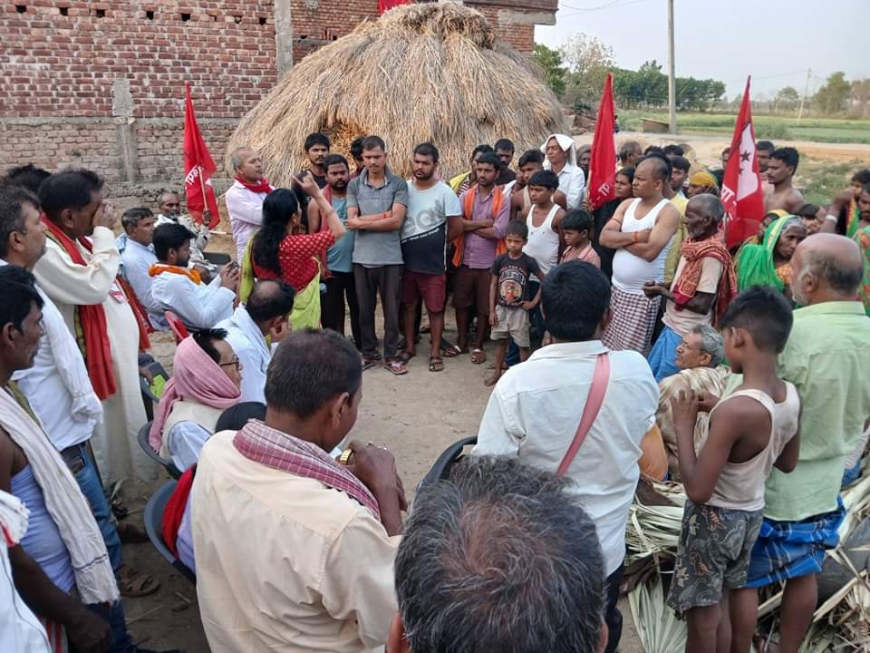 Shashi_Aipwa's tweet photo. नालन्दा लोकसभा से भाकपा माले प्रत्याशी संदीप सौरभ हिलसा के गांव में गरीब गुरबों के बीच प्रचार अभियान चलाया।महिलाओं ने कहा कि अबरी मौका है पलटू चाचा व मोदी की भगावे के हैं। इंडिया गठबंधन के जितावे के हैं। https://t.co/nW9IOUAwG9