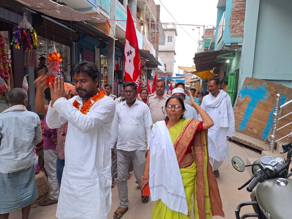 Shashi_Aipwa's tweet photo. नालन्दा लोकसभा से भाकपा माले प्रत्याशी संदीप सौरभ हिलसा के गांव में गरीब गुरबों के बीच प्रचार अभियान चलाया।महिलाओं ने कहा कि अबरी मौका है पलटू चाचा व मोदी की भगावे के हैं। इंडिया गठबंधन के जितावे के हैं। https://t.co/nW9IOUAwG9