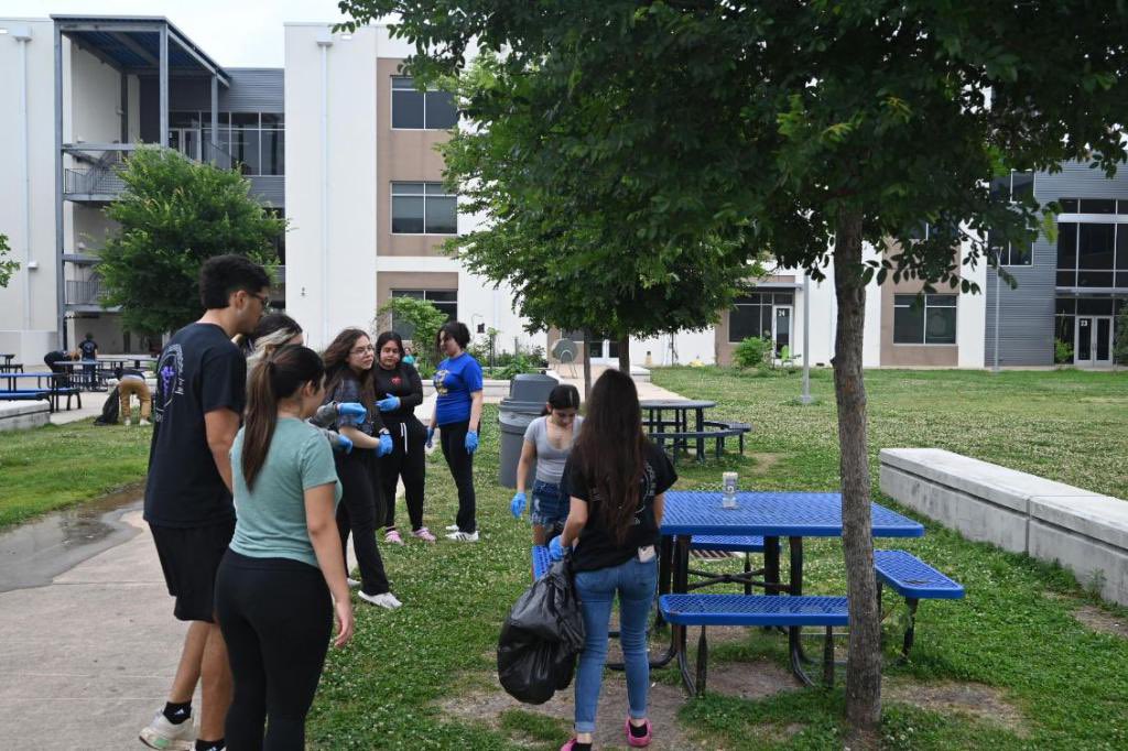 Bsimmon3's tweet photo. Milby HOSA Earth Day Campus Clean up! @rpena3kr @Milby_HS https://t.co/l4GBzMojyr