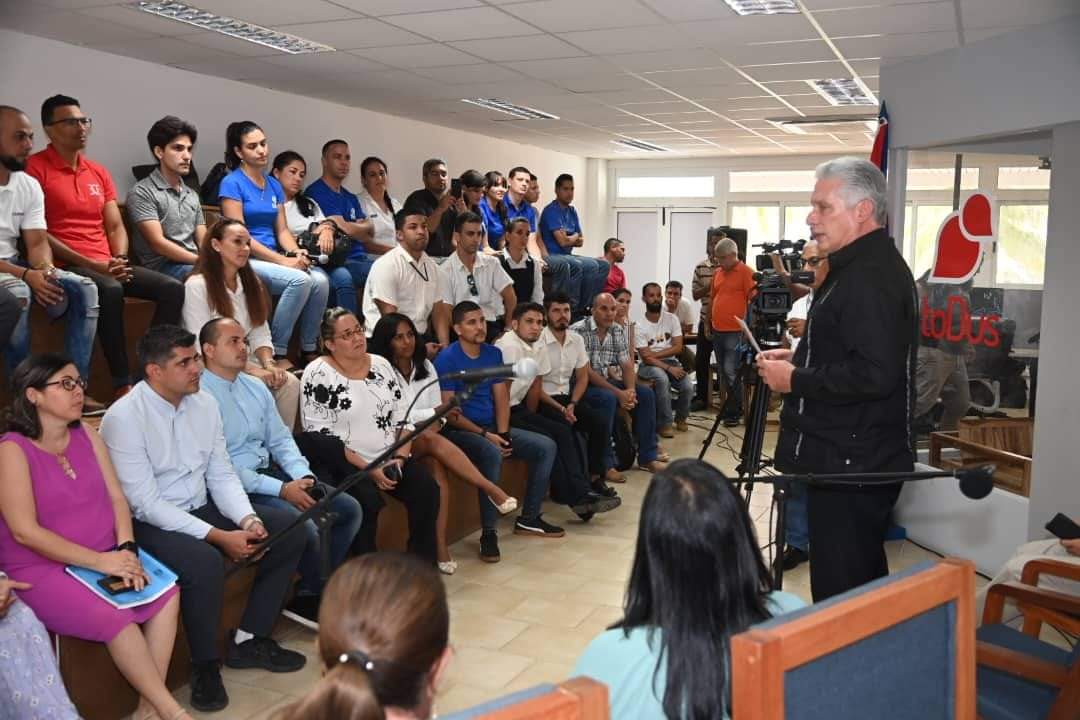 Directivos del MES envían sus felicitaciones al Presidente y Primer Secretario del CCPCC @DiazCanelB, en ocasión de su cumpleaños, digno heredero de las ideas de #Fidel y #Raul, que nuestro organismo tiene el honor de haberlo tenido como Ministro #YoSigoAMiPresidente