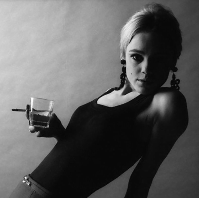 Di notte, quando l’amore come un pendolo
oscilla tra Sempre e Mai
la tua parola incrocia le lune del cuore
e il tuo occhio grigio e azzurro
dona alla terra lo sguardo del cielo 

Paul Celan

#Raccontodellasera 

Factory Girl
Edie Sedgwick #Natioggi