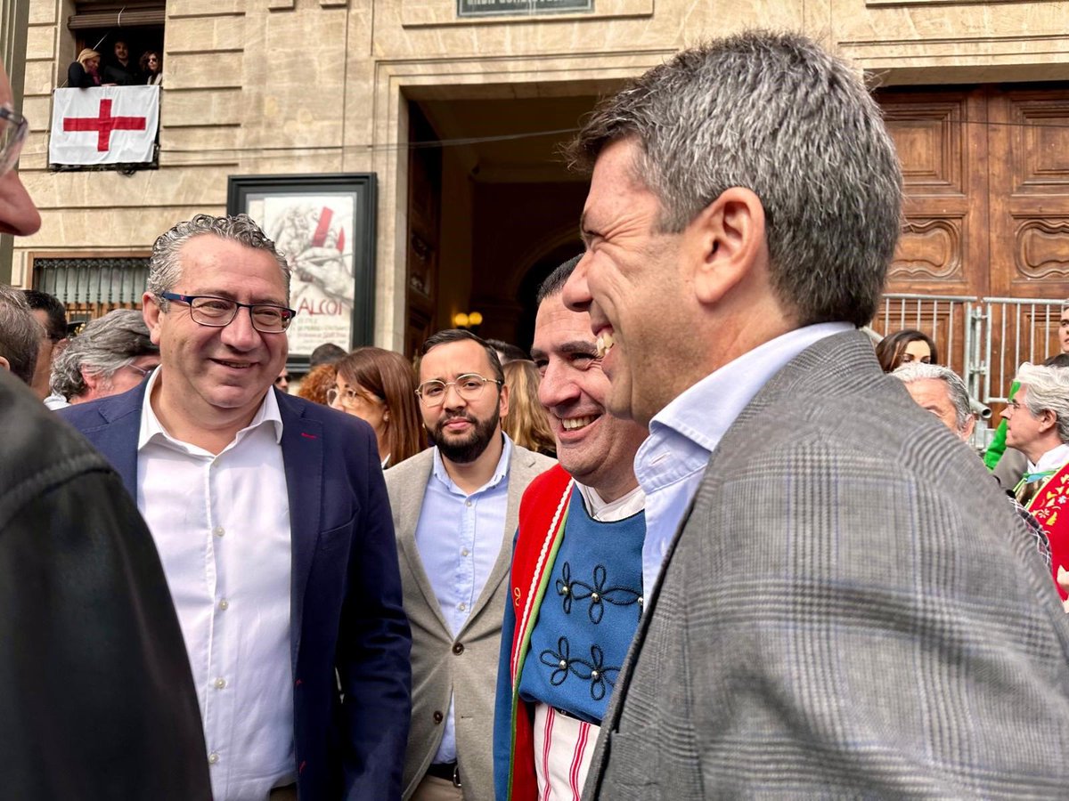 La ciudad de #Alcoy vibra con sus espectaculares fiestas de Moros y Cristianos 🎉 El presidente Toni Perez ha asistido esta mañana a la Entrada Cristiana, un desfile que ha estado protagonizado por miles de festeros y músicos y arropado por multitud de vecinos y visitantes ✝️