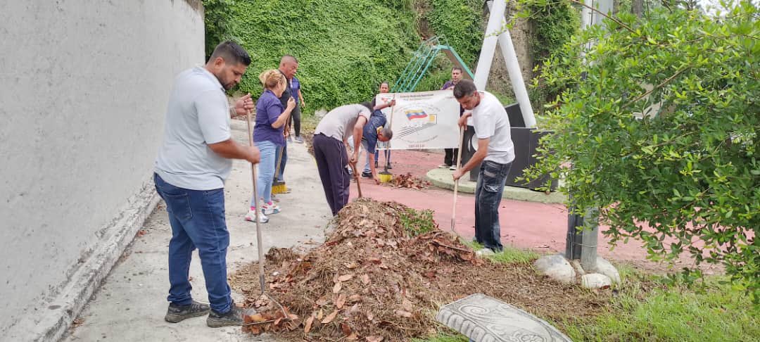 mppsp_vzla's tweet photo. #20Abr || Egresados del Sistema Penal asistidos por el Centro de Residencia Supervisada del #Mppsp en el estado Trujillo, realizan labores de limpieza en el Parque Independencia de la entidad trujillana. #NoAlBloqueoCriminal https://t.co/OaTUy9KnYm