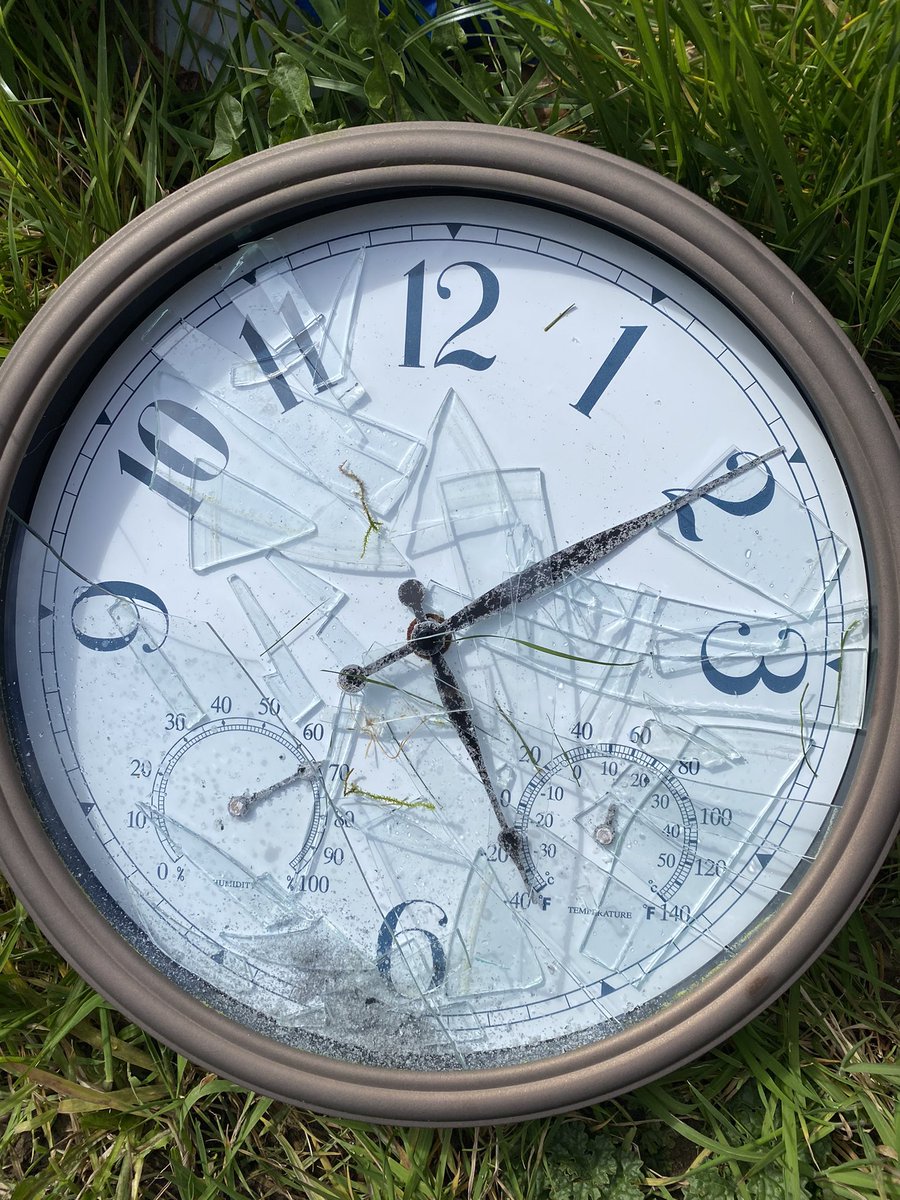 How to feel 10 again!  playing footy in the garden and breaking mums things 🙈😬😂