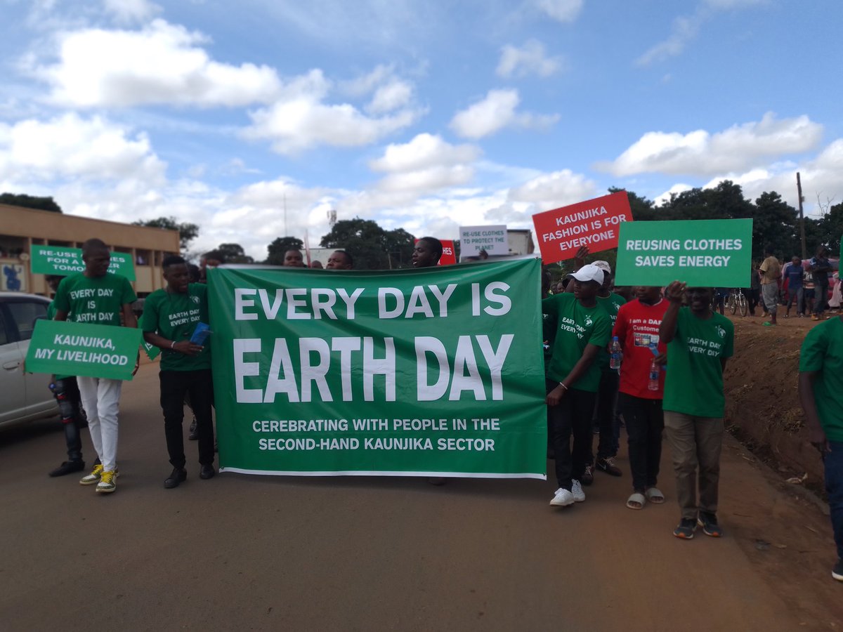 Gift Numeri's Earth Day emphasis highlights global responsibility for planet protection. Lilongwe's solidarity march underscores urgency for collective action against environmental threats. @dappmalawi in partnership with CISONECC organized the march. #EarthDay #Sustainability