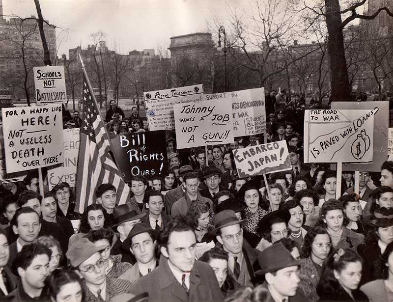 Stop the USA from funding the war in Europe! At the University of Berkeley in California, thousands of students have joined a mass protest supporting American neutrality & opposing sales of weapons to Britain & France.