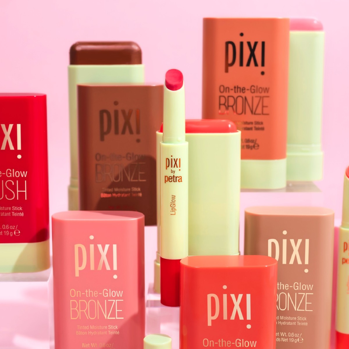 Team up On-the-Glow with a matching LipGlow for conditioning colour wherever you go! 😉 ✨On-the-Glow: Created with Ginseng, Aloe Vera and Fruit Extracts. ✨LipGlow: infused with Shea Butter and Mango. Both available in in Fleur, Juicy and Ruby! #PixiBeauty #OnTheGlow