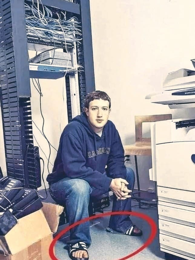 Hace 15 años, Mark Zuckerberg invitó a 5 personas a su habitación de Harvard.

¿Razón? Para hablar de una oportunidad de negocio. ¡Solo 2 fueron a su encuentro y le escucharon y aceptaron el reto!

¡Hoy, ambos son MILLONARIOS! Dustin Moskovitz con más de $6.5 mil millones y