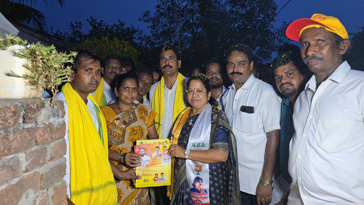 raja_varupula's tweet photo. ఇంటింకి మీ ఆడబిడ్డ వచ్చినట్లుగా ఎంతో ఆప్యాయంగా ఆహ్వానిస్తూ ఎంతో ఆదరణ చూపిన గ్రామస్తులకు హృదయ పూర్వక కృతజ్ఞతలు.ఈకార్యక్రమంలో NDA కూటమి శ్రేణులు పాల్గొన్నారు.
#TDPJSPBJPWinning #BabuSuper6 #TDPforDevelopment #PrajaGalam #MyFirstVoteForCBN #EndOfYCP https://t.co/Ri4d7nrvCX
