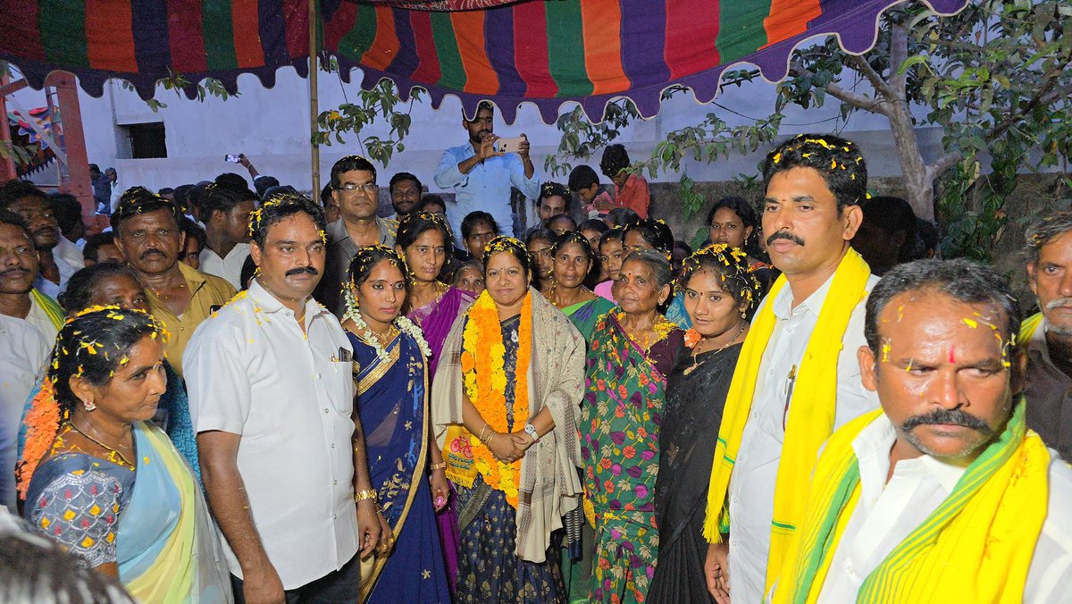 raja_varupula's tweet photo. ఇంటింకి మీ ఆడబిడ్డ వచ్చినట్లుగా ఎంతో ఆప్యాయంగా ఆహ్వానిస్తూ ఎంతో ఆదరణ చూపిన గ్రామస్తులకు హృదయ పూర్వక కృతజ్ఞతలు.ఈకార్యక్రమంలో NDA కూటమి శ్రేణులు పాల్గొన్నారు.
#TDPJSPBJPWinning #BabuSuper6 #TDPforDevelopment #PrajaGalam #MyFirstVoteForCBN #EndOfYCP https://t.co/Ri4d7nrvCX