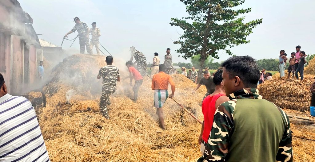 #SSB Jawans of @12BnSSB_India saved precious lives and reduced damage to property, when fire broke out at village Mukhiya Tola, Kishanganj. @HMOIndia @PIBHomeAffairs @ANI @ndmaindia @PTI_News #Rescue @PIBPatna