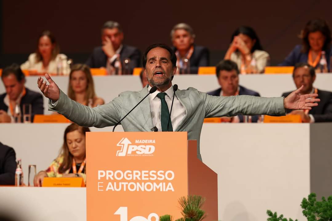 psd_madeira's tweet photo. 19º CONGRESSO REGIONAL DO PSD/MADEIRA 

“Seria fatal para o PSD/Madeira ir a Eleições diminuído na sua capacidade negocial”, reforça Albuquerque 

Leia aqui na íntegra: 
https://t.co/TSX5denimz https://t.co/kc4Za7BE2s