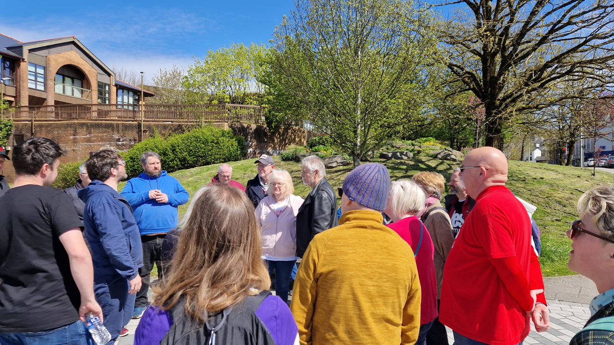 Hanesydd Chris Parry yn adlonni dorf ar daith hanes @YesCymru o gwmpas Merthyr fel rhan o benwythnos #NabodCymru #Annibyniaeth Historian Chris Parry entertaining the crowd on YesCymru history tour of Merthyr as part of the #NabodCymru wekend. #indyWales