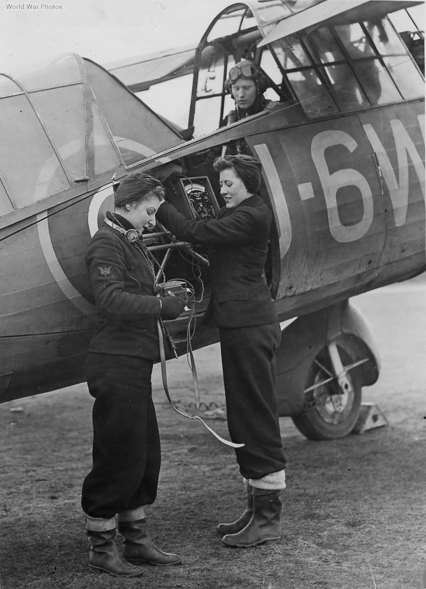 Women's Royal Naval Service (#Wrens) radio mechanics testing the radio on #Lysander 6W-U of 755 Squadron #FleetAirArm. Wrens didn't serve as pilots but they did work with the aircraft of the #FAA & flew to test the equipment. #WRNS @OfWrens #womenshistory (Image-WorldWar Photos)