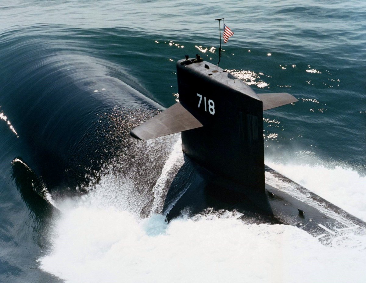 Happy #SubSaturday‼️✌️
#OTD in 1985: The last Flight I 688 boat, USS Honolulu (SSN-718), during sea trials.

She served 22 years, then donated her bow to USS San Francisco, which is now at the US Navy's Power School as MTS-711.
#USNavy #SilentService