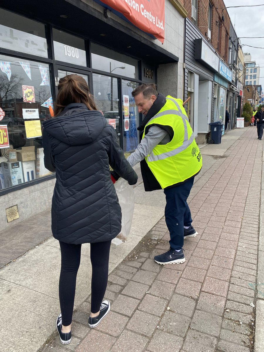 Doing our part to support the @FairbankVillage community clean up on Eglinton ahead of #EarthDay! Let’s keep our community clean! 🌎