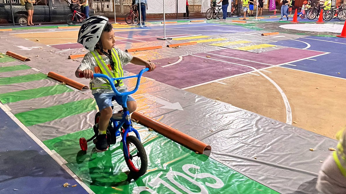hectorSTirado's tweet photo. 👋🏻Hoy, les voy a contar lo que aprendió nuestro amiguito Nico en la #Biciescuela en el Parque Cinco Colonias🚲
Él, no sólo aprendió a utilizar la #bicicleta, si no, a realizar viajes #Multimodales con la nueva ruta del Sistema #VaYVen que ahora pasa por su colonia🚍
Abro hilo🧵 https://t.co/DE6d3iQfdM