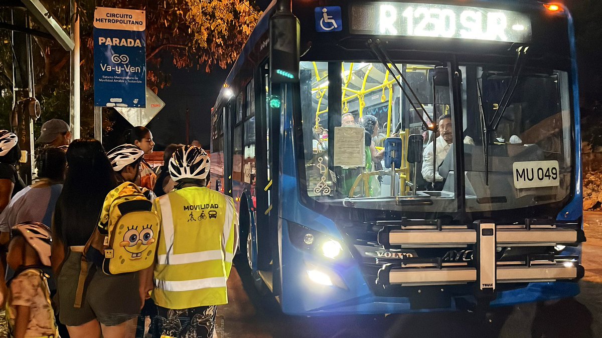 👋🏻Hoy, les voy a contar lo que aprendió nuestro amiguito Nico en la #Biciescuela en el Parque Cinco Colonias🚲

Él, no sólo aprendió a utilizar la #bicicleta, si no, a realizar viajes #Multimodales con la nueva ruta del Sistema #VaYVen que ahora pasa por su colonia🚍

Abro hilo🧵