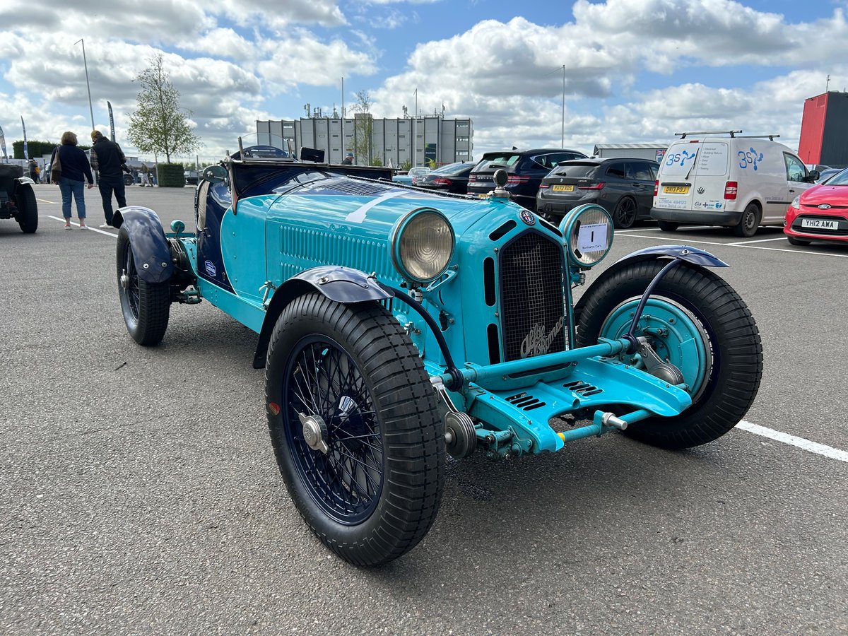 sgh38's tweet image. Some of the vintage 6C and 8C Alfa Romeos at Silverstone today #AlfaRomeo #VSCC #Silverstone #SpringStart