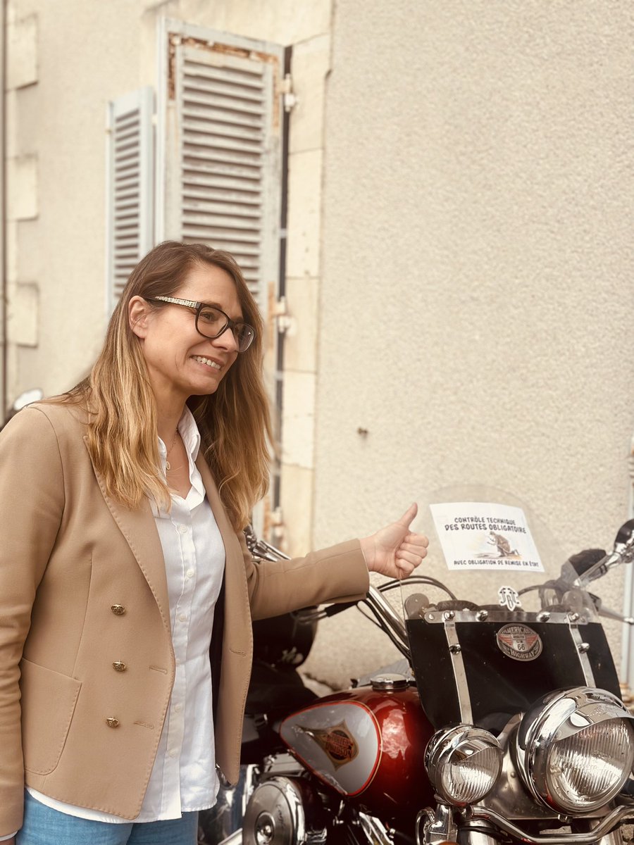 À #Bourges avec la fédération du Cher pour parler de l’Europe que nous aimons, de notre travail au Parlement européen et des enjeux capitaux du 9 juin ! Beaucoup de monde et de l’intérêt pour cette tournée🇫🇷 🇪🇺 Merci beaucoup à @JulieApricena @Al_Nikolic @MyleneWunsch Bastian,