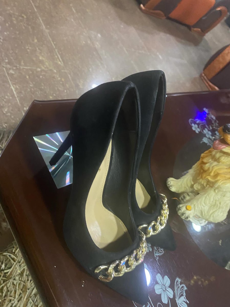 For the ladies out there, we have this Black suede Shoedazzle heels. Very comfortable and worn only once. Size is EU 40/ UK 7 on Listerbox.

Check it out here: listerbox.com/listings/661a6…

#Listerbox #sustainability #ecofriendly #ecofriendlyfashion #fashion ❤️♻️