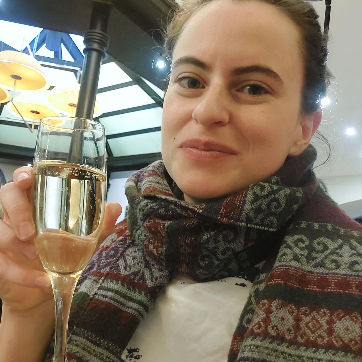 ManlimaCosplay's tweet photo. Por algún motivo en el buffet del desayuno si quieres te abren una botella como de champán 🍾 y te sirven una copichuela 😆 
#comicconromania #easteuropeancomiccon https://t.co/dQHqEX4nve