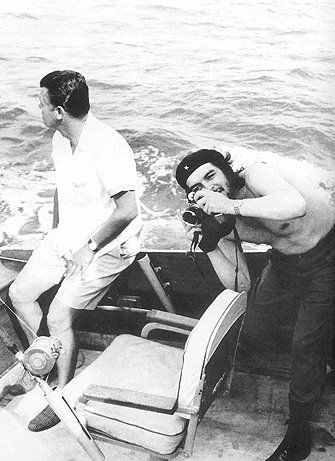 El esperpento maloliente del Che Guevara, que impuso en Cuba el concepto del «hombre nuevo» y el «trabajo voluntario» como métodos para eliminar, según ellos, los «rezagos burgueses» y el «diversionismo ideológico», aquí paseaba en un bote, prohibido para los cubanos de a pie a