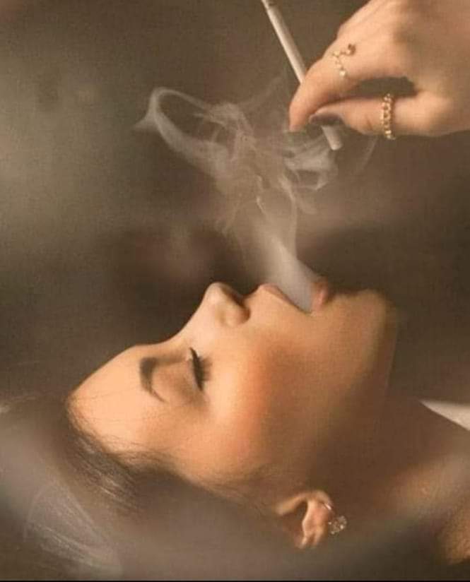 اپنے سر پر ہاتھ رکھ کر دے رہے ہو تم قسم۔۔۔۔۔۔

کچھ بھی کر کے یار جیسے تیسے  چھوڑ دوں سگریٹ

تو بھی مجھکو چھوڑ جائے گا مجھے معلوم ہے 
چھوڑنے والے کی خاطر کیسے  چھوڑ دوں سگریٹ
#سارہ 
#سوچ_کا_سفر