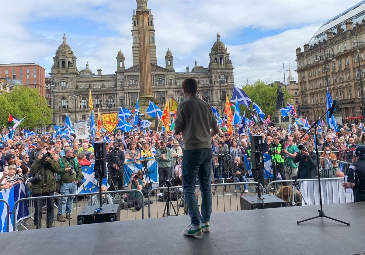 We believe that Scotland can be fairer, greener and more democratic with independence. Brilliant @believeinscot march and rally today ☀️💚🏴󠁧󠁢󠁳󠁣󠁴󠁿